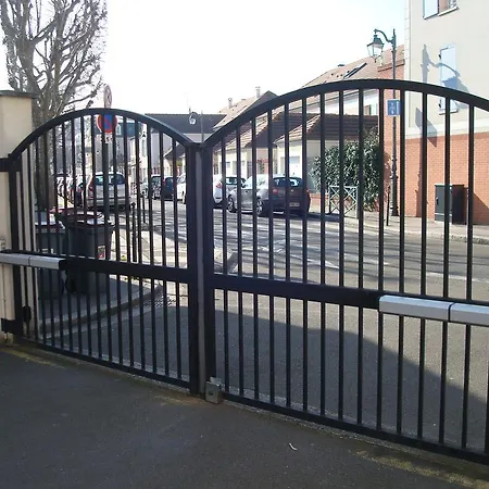 Du Clos Menil Аньер-сюр-Сен